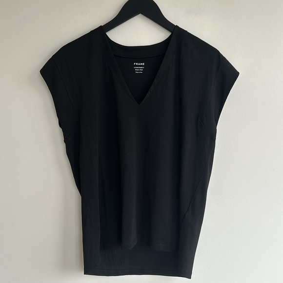 Le Mid Rise V-Neck Tee In Black - Picture 5 of 9